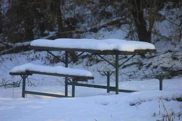 公園内の雪でいくつかのベンチ — ストック写真