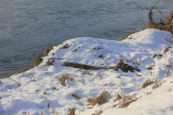河前的雪全景 — 图库照片