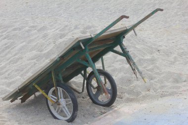 bulutsuz kum üzerinde