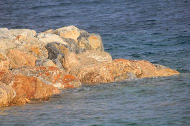kayalar ve taşlar denizin önünde