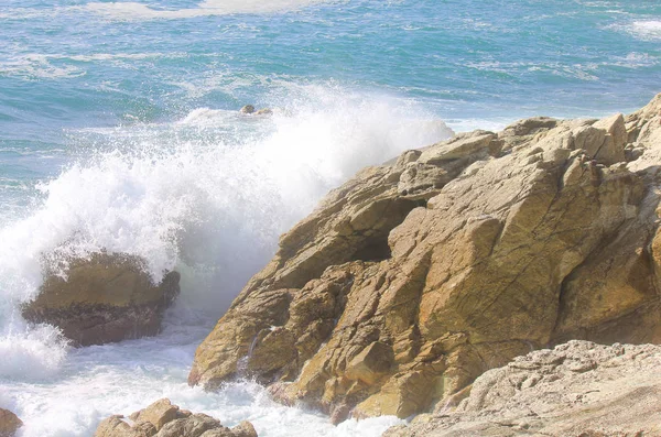 Golven op de rotsen — Stockfoto