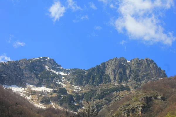 Bahar da dağ aralığıpanorama — Stok fotoğraf