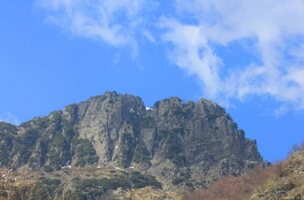 Panorama con montañas, rocas y nubes — Foto de Stock