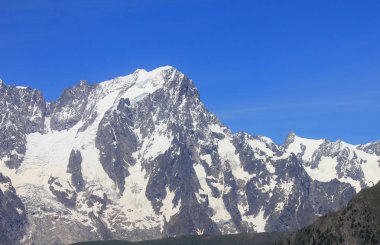 Yaz aylarında Mont Blanc zinciri