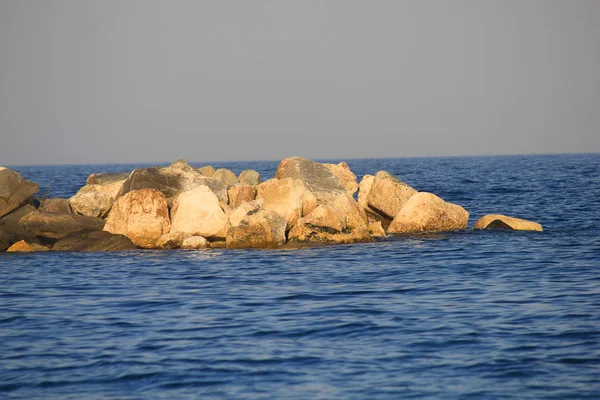 Rotsen op de zee in de zomer — Stockfoto