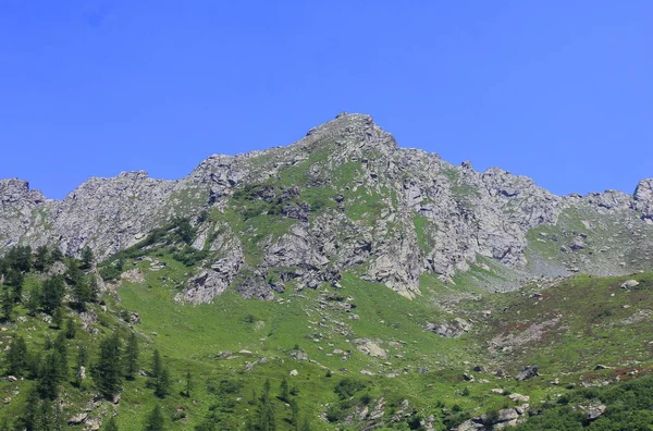 Panorama d'une chaîne de montagnes en été — Photo