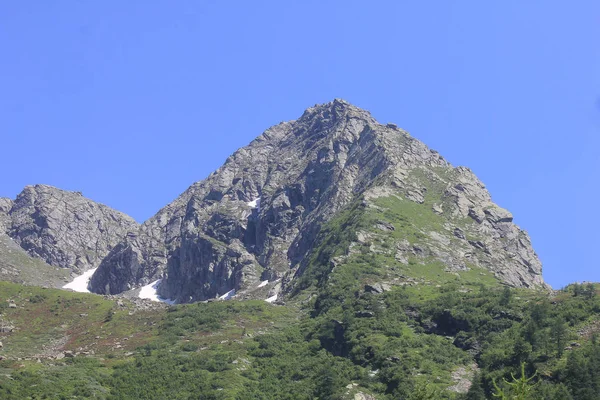 Cima de una roca en la montaña — Foto de Stock