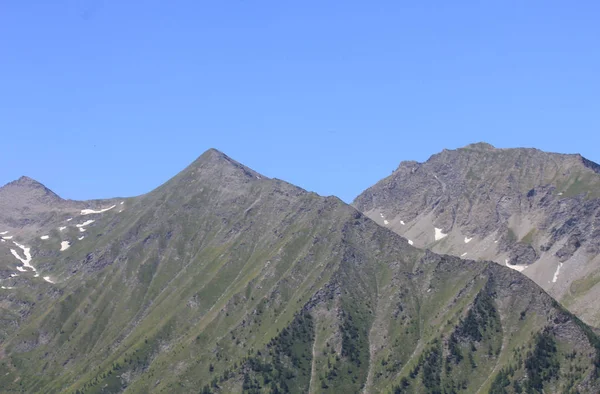 Yaz aylarında İtalya'da dağ sırası — Stok fotoğraf