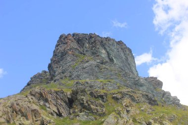 dağda kayalar ve taşlar