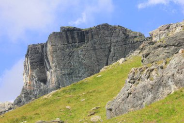 yaz aylarında dağkayalar, taşlar ve çayırlar