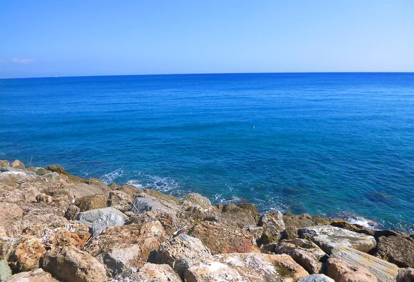 Πανόραμα των βράχων μπροστά από τη θάλασσα — Φωτογραφία Αρχείου
