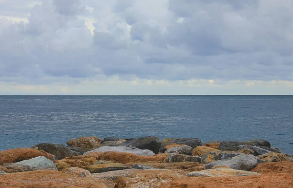 Панорама моря з камінням восени — стокове фото