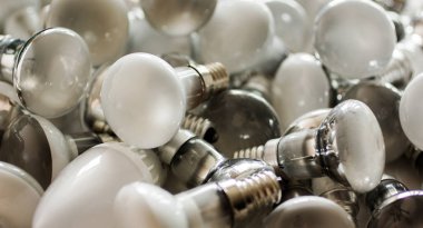 Kullanılan enerji tasarruflu lambalar bertarafı. Eski ampuller geçirdi. Çevre koruma anlayışı. Zehirli ve tehlikeli elektrik atık.