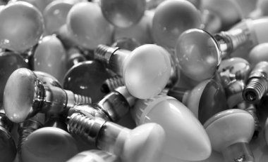 Kullanılan enerji tasarruflu lambalar bertarafı. Eski akkor ampuller geçirdi. Çevre koruma anlayışı. Zehirli ve tehlikeli elektrik atık. Siyah ve beyaz varyant.