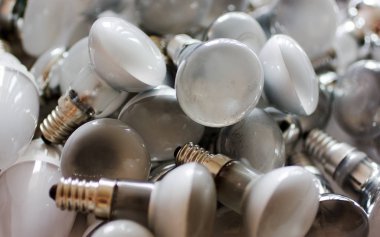 Kullanılan enerji tasarruflu lambalar bertarafı. Eski ampuller geçirdi. Çevre koruma anlayışı. Zehirli ve tehlikeli elektrik atık.