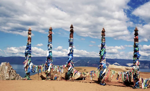 Hadak dilek, ahşap ritüel ayağı yazılarda bağlı kurdele canlı renkli.
