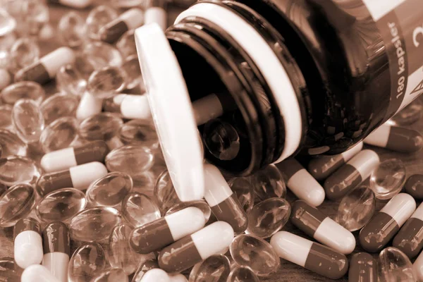 Gel capsule omega 3, pillole e bottiglia sdraiato su sfondo di legno . — Foto Stock