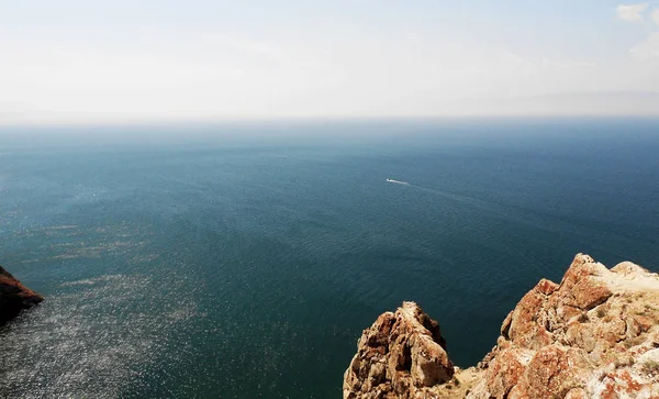 Mar azul infinito, neblina brumosa en el horizonte . — Foto de Stock