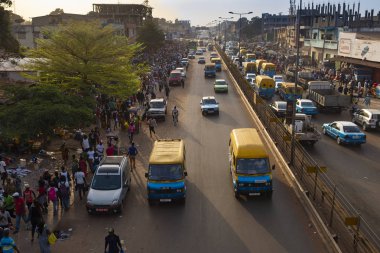 Bissau, Gine Cumhuriyeti - 30 Ocak 2018: rush hour sırasında Bissau şehir sokak sahnede bir cadde ve insanlar Gine Bissau, Batı Afric Bandim piyasada otomobil ile