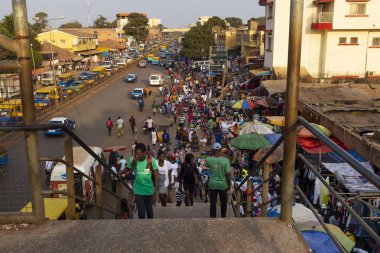 Bissau, Gine Cumhuriyeti - 30 Ocak 2018: şehir Bissau, Gine Bissau, Batı Afrika Bandim piyasada insanlarla sahnede sokak