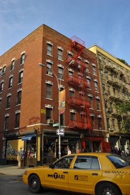 New York City, Amerika Birleşik Devletleri - 5 Haziran 2010: Sokak sahne yılında New York, ABD şehrin bina önünde geçen bir taksi ile Nolita mahallede.