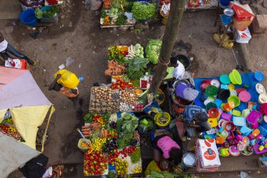 Bissau, Gine Cumhuriyeti - 30 Ocak 2018: meyve ve sebze Bandim pazarında, Bissau, Gine-Bissa şehir satan satıcıları