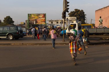 Bissau, Gine Cumhuriyeti - 30 Ocak 2018: Bissau şehir insanlar umurumda değil, Gine Bissau, Batı Afrika Bandim Market yakınındaki bir yol geçiş ile sahnede sokak