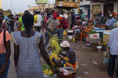 Bissau, Gine Cumhuriyeti - 30 Ocak 2018: şehir Bissau, Gine Bissau, Batı Afrika Bandim piyasada insanlarla sahnede sokak