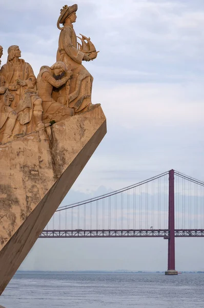 Деталь Памятника Открытиям Padrao Dos Descobrimentos Фоне Моста Апреля Лиссабоне — стоковое фото