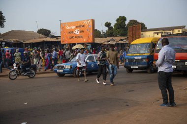 Bissau, Gine Cumhuriyeti - 31 Ocak 2018: şehir Bissau Bandim Market, Gine Bissau, Batı Afrika yakınındaki bir caddeyi geçerken yürüyüş insanlar ile sahnede sokak