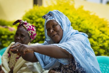 Bissau, Gine Cumhuriyeti - 31 Ocak 2018: şehir Bissau, Gine-Bissau, Batı Afrika'da toplantı bir toplum geleneksel şarkılar söyleyen kadın grubu