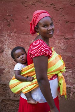 Bissau, Gine Cumhuriyeti - 31 Ocak 2018: bir anne ve bebek kızı şehir Bissau, Gine Bissau Cupelon de Cima mahallede, portre.