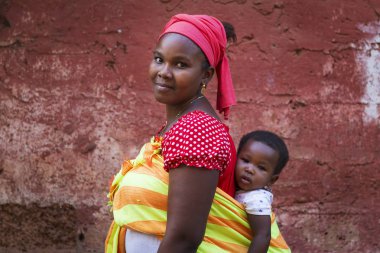 Bissau, Gine Cumhuriyeti - 31 Ocak 2018: bir anne ve bebek kızı şehir Bissau, Gine Bissau Cupelon de Cima mahallede, portre.