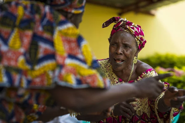 ビサウ ギニアビサウ共和国 2018 女性歌やダンスのコミュニティ ギニア ビサウ ギニアビサウの都市の西アフリカの会議で伝統的な歌 — ストック写真