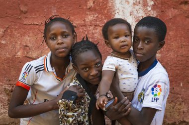 Bissau, Gine Cumhuriyeti - 31 Ocak 2018: çocukların dışında şehir Bissau, Gine Bissau Cupelon de Cima mahallede onların evde Grup.