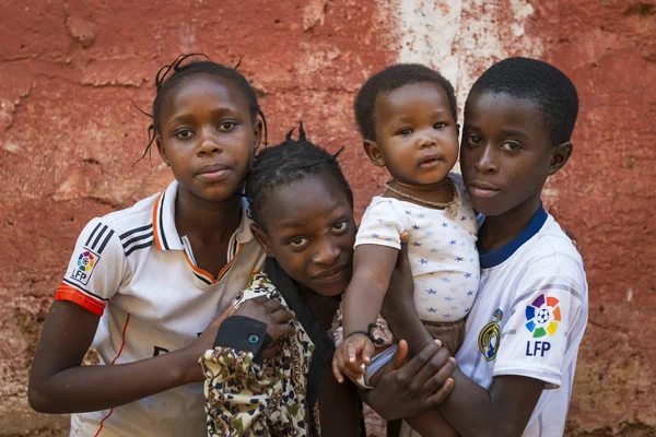 Bissau Republika Guinea Bissau Ledna 2018 Skupina Dětí Mimo Jejich — Stock fotografie