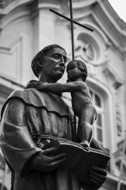 Aziz Anthony Lizbon şehrinde Saint Anthony Kilisesi önünde heykeli. Aziz Anthony Azizi Lizbon olan