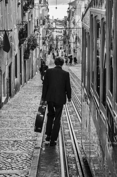 Lisbon Portugal January 2010 Stree Scene City Lisbon Man Carrying — Stock Photo, Image