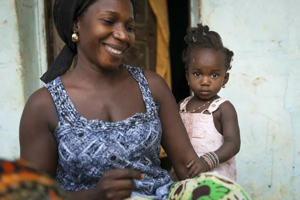 Bissau, Gine Cumhuriyeti - 31 Ocak 2018: bir anne ve bebek kızı şehir Bissau, Gine Bissau Cupelon de Cima mahallede, portre