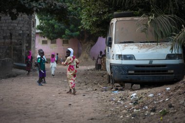 Bissau, Gine Cumhuriyeti - 31 Ocak 2018: şehir Bissau, Gine Bissau Cupelon de Baixo mahallede kir sokak oynayan çocukların Grup.