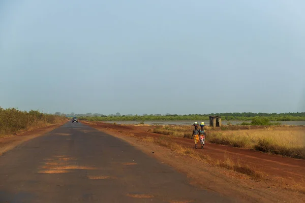 Bissau República Guinea Bissau Febrero 2018 Mujeres Caminando Por Una —  Fotos de Stock