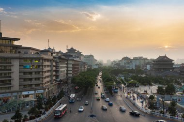 Xian, Çin - 6 Ağustos 2012: Sokak sahne Xian şehir günbatımında bir cadde ve bir otomobil, Çin, Asya ile