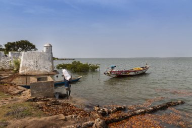 Cacheu, Bissau Cumhuriyeti - 1 Şubat 2018: balıkçılar onların Kano şehir Cacheu, Gine Bissau, limanda hazırlanıyor.