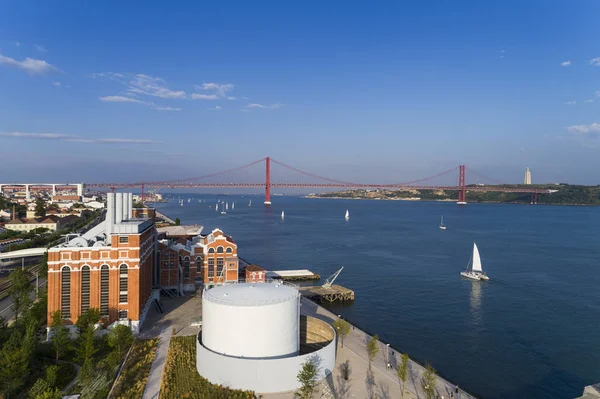 Luftaufnahme Der Stadt Lissabon Mit Segelbooten Auf Dem Fluss Tagus — Stockfoto