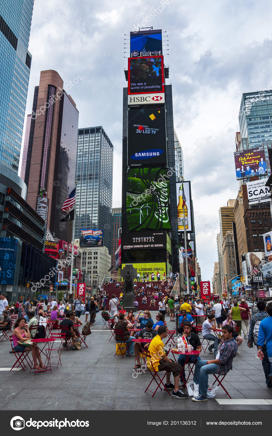 2010年6月6日人们在时代广场在纽约时代广场是世界上最著名的地标之一—— 库存社论照片© tiagofernandez #201136312