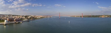 Hava panoramik şehir Lizbon Yelkenli tekneler Tagus Nehri ve 25 Nisan Köprüsü (Ponte 25 de Abril) ile arka planda; Kavramı için Portekiz seyahat ve Lizbon ziyaret