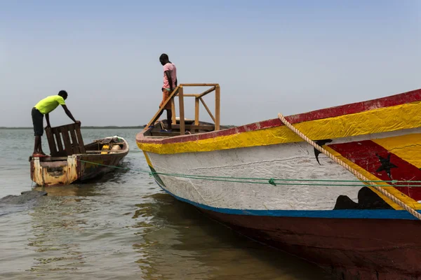 Cacheu, Bissau Cumhuriyeti - 1 Şubat 2018: balıkçılar onların Kano şehir Cacheu, Gine Bissau, liman içinde hazırlama.