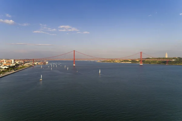 里斯本城市鸟瞰图 在塔塔河上的帆船和4月25日的桥梁背景 葡萄牙旅游概念及访问里斯本 — 图库照片