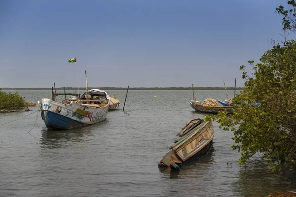 西アフリカ ギニア ビサウの Cacheu 市の港の古い木製カヌー — ストック写真