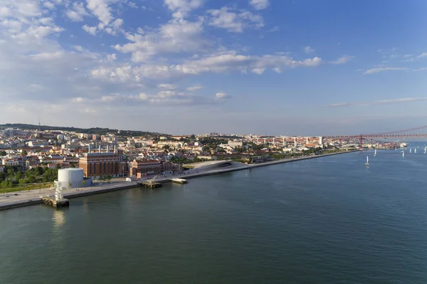 Arka planda havadan görünümü Lizbon şehir Yelkenli tekneler Tagus Nehri ve 25 Nisan Köprüsü ile; Kavramı için Portekiz seyahat ve Lizbon ziyaret